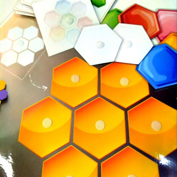 Détails du jeu BeeColor : pièces hexagonales colorées, finition soignée et scratchs pour faciliter l'utilisation