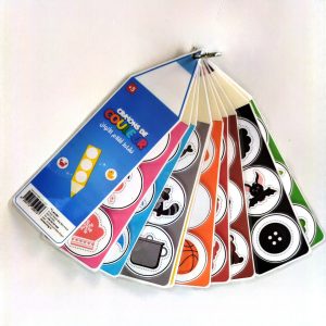 Jeu éducatif pour enfants avec crayons de couleur et cartes à scratch pour apprendre les couleurs et développer la motricité fine.