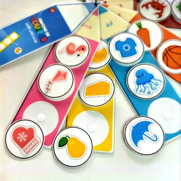 Détail du jeu éducatif pour enfant avec cartes plastifiées à scratch et crayons de couleur, favorisant la motricité et l’apprentissage des couleurs.