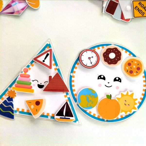 Exemple du jeu éducatif Formes en Fil : deux formes plastifiées (cercle et triangle) avec images à scratch correctement associées, pour travailler la motricité fine et la concentration.