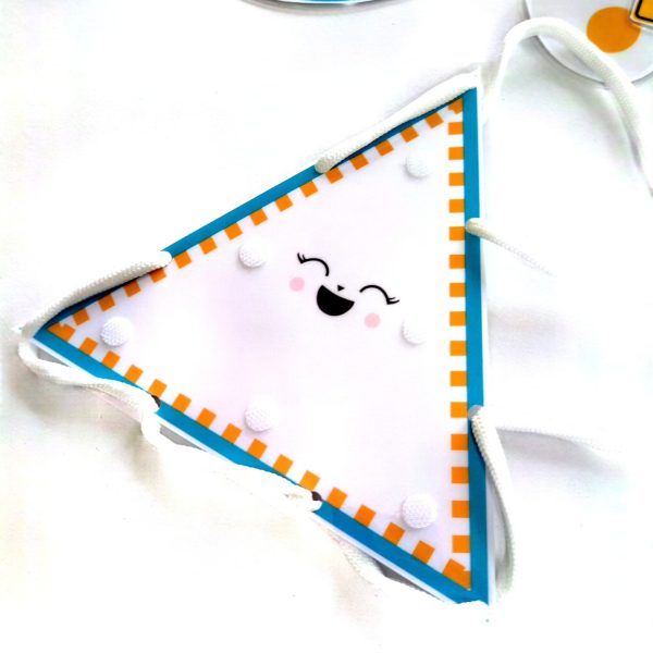 Forme triangle du jeu éducatif Formes & Fil, avec un fil coloré inséré dans les trous pour aider l’enfant à développer sa motricité fine.