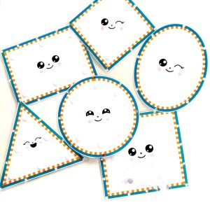 Image montrant un jeu éducatif composé de formes plastifiées, d'images à scratcher et d’un fil pour développer la motricité fine et la concentration chez l’enfant.