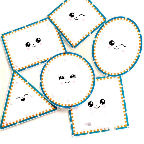 Image montrant un jeu éducatif composé de formes plastifiées, d'images à scratcher et d’un fil pour développer la motricité fine et la concentration chez l’enfant.