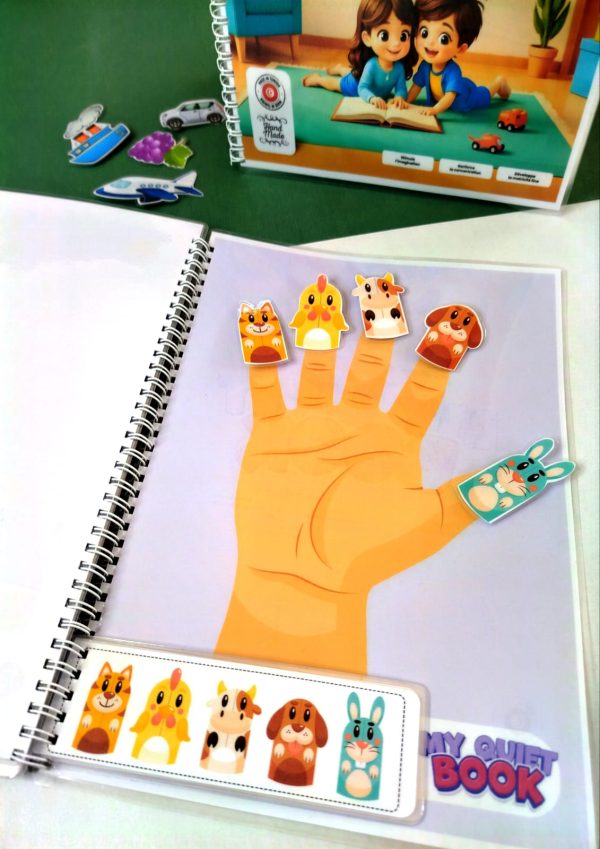 Activité de concentration pour enfant dans un livre interactif, avec manipulation de pièces pour développer la motricité fine et la logique